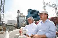 El presidente Felipe Calderón con el gobernador de San Luis Potosí, Marcelo de los Santos, en la inauguración de la central termoeléctrica de ciclo combinado en Tamazunchale