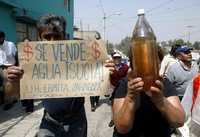 Científicos del Instituto Nacional de Ecología afirman que existen deficiencias en las regulaciones sobre la calidad del agua. Protesta de colonos de Iztapalapa