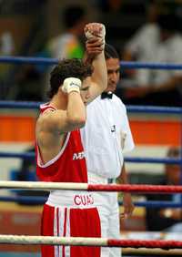 Carlos Cuadras ganó sin tirar un solo golpe