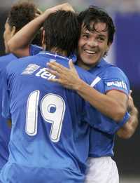 Israel López y César Delgado (19) celebran la victoria ante Boca Juniors