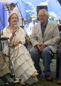 Los pintores Rina Lazo y Arturo García Bustos, el pasado 6 de julio, durante el festejo por el centenario de Frida, en la Casa Azul