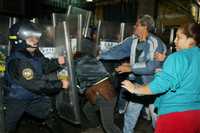 Vecinos de los predios ubicados en la calle Santo Tomás tratan de entrar por la fuerza a sus viviendas, expropiadas y resguardadas por elementos de la SSP, la madrugada del 24 de julio