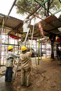 Trabajadores del GDF continuaban ayer con el retiro de puestos metálicos sobre el Eje 1 Norte, en Tepito