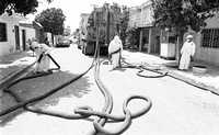 Empleados de la fundidora Peñoles aspiran una calle de la colonia Luis Echeverría que fue contaminada en 2003 con plomo de las emisiones de dicha planta