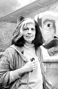 Susan Sontag (1933-2004), intelectual y activista estadunidense, en imagen de 1998 durante su visita a la zona zapatista de Polho, Chiapas