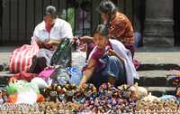 El Centro Histórico de Coyoacán es uno de los sitios del Distrito Federal más visitados por turistas nacionales y extranjeros, y debido a la gran cantidad de servicios que ofrece es blanco de robos contra transeúntes, autos y bancos. En la imagen, mujeres realizan y venden artesanías en esa zona de la delegación