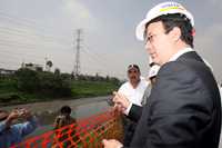 Marcelo Ebrard durante su recorrido por las obras de construcción de plantas de bombeo en el kilómetro 11+600 del Gran Canal del Desagüe