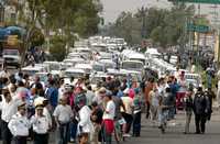 Choferes de transporte público cerraron varios puntos de Periférico Oriente, en los límites entre el municipio de Nezahualcóyotl y el Distrito Federal