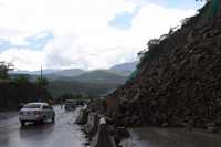 Un derrumbe de rocas provocó el cierre de tres carriles en el kilómetro 260 de la Autopista del Sol, lo que afectó a miles de turistas. Trabajadores señalaron que tardarán hasta cuatro días para despejar el área.