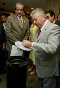 El secretario de Salud, José Angel Córdova Villalobos, y el presidente de Anafarmex, Antonio Pascual Feria