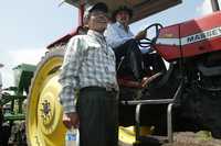 El titular de la Sagarpa, Alberto Cárdenas Jiménez, y el director del Cimmyt, Masa Iwanaga, durante un recorrido por el centro de investigaciones