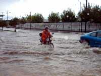 En la ciudad de Chihuahua, aguaceros acompañados de fuertes vientos ocasionaron inundaciones en calles y viviendas, así como apagones y accidentes viales