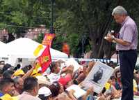 Andrés Manuel López Obrador firma autógrafos, ayer en Matamoros, Tamaulipas