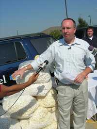 Monte Shaw, director de la Asociación de Combustibles Renovables de Iowa, muestra 11 bolsas de palomitas de maíz tras afirmar que Žstas pueden comprarse directamente a los productores en s—lo cinco d—lares, que es lo que el consumidor tiene que pagar por una bolsa grande en el cine. Empresas productoras de alimentos culpan a la creciente industria del etanol y su demanda de maíz como causa de que se incrementen los precios de los alimentos