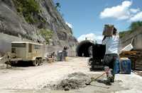 Trabajos de reparación en la Autopista del Sol, tras un derrumbe en el kilómetro 259, del estado de Guerrero