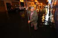 Un trabajador del GDF destapa las alcantarllas en la calle Oaxaca, de la colonia Providencia,, tras una inundación provocada por la lluvia en días recientes