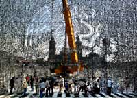 El objetivo de los jardines en el Centro Histórico es reducir el efecto ''isla de calor'' en el perímetro. En la imagen, trabajadores del GDF colocaron ayer uno de los arreglos patrios en el Zócalo capitalino, para las fiestas de la Independencia