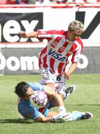 Christian Martínez y José Luis López, durante el partido entre los Rayos del Necaxa y los Rayados de Monterrey en el estadio Victoria de Aguascalientes