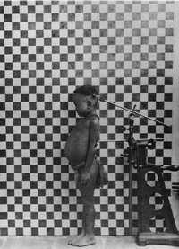 Mientras más lejos de Africa han emigrado los seres humanos modernos más se ha perdido la diversidad genética. La imagen: niño de la tribu Ta-Yeri, captada por Iles Andaman, en 1890, tomada de Ètranges Étrangers