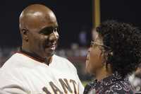 Barry Bonds es felicitado por su madre Pat luego de la marca obtenida, con la que superó a Hank Aaron