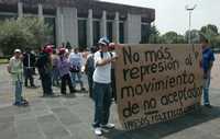 Jóvenes rechazados del Instituto Politécnico Nacional marcharon dentro de las instalaciones de Zacatenco para concluir con un mitin frente a la dirección general de esa casa de estudios. Los demandantes exigían la libertad de ocho estudiantes presos desde el pasado lunes y un lugar para estudiar