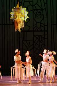 Dos escenas con los bailarines y bailarinas de la Compañía Nacional de Danza durante el ensayo, el pasado jueves, en la sala principal del Palacio de Bellas Artes donde pequeños y adultos se asomaron a las entrañas del espectáculo que dirige Dariusz Blajer