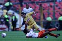 El zaguero Melvin Brown, de Jaguares (abajo), trata de impedir el avance del americanista Lucas Castromán