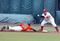 Acciones en el juego Leones-Diablos. El resultado favoreció a Yucatán, con lo cual la final de la zona sur quedó empatada a un juego