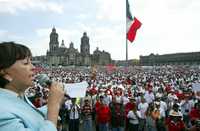 Intervención de la lideresa de ambulantes, Alejandra Barrios, durante la protesta de comerciantes informales por las medidas de reubicación del GDF, ayer en el Zócalo