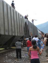 Mujeres de La Patrona, Veracruz, se han convertido en la esperanza de los migrantes centroamericanos que cruzan territorio nacional para llegar a Estados Unidos, pues de ellas reciben comida, ropa y medicinas, cuando pasan trepados en los trenes de carga. Parte de este periplo se refleja en el documental del mexicano Tin Dirdamal, De nadie, el cual ya fue exhibido en esa localidad veracruzana