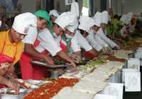 Los torteros en plena elaboración de la Megatorta, durante el cuarto Festival de la Torta que culmina mañana