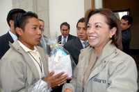 La titular de la SEP, Josefina Vázquez Mota, con instructores del Conafe