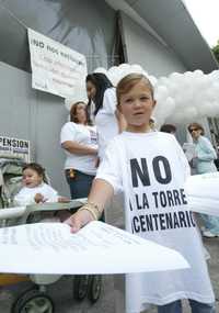 Una niña entrega volantes contra la construcción de la Torre Bicentenario, durante la protesta del sábado pasado