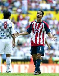 El rojiblanco Omar Bravo tuvo el empate, al minuto 19, pero mandó un disparo elevado ante el vencido Muñoz