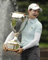 La golfista mexicana lanzó una gran ofensiva el viernes y sábado pasados, por lo que ayer sólo tuvo que administrar esa ventaja. "Es como un trofeo de futbol, me gusta", dijo la jalisciense al recibir la copa  Ap