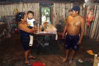 Algunos habitantes de la comunidad maya de Hu May, en Felipe Carrillo Puerto, Quintana Roo, se negaron a abandonar sus casas construidas de palmeras y adobe, a pesar de las advertencias de peligro que representa el huracán Dean  Víctor Camacho