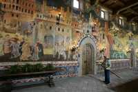 Un trabajador limpia los muros del gran salón del Castillo di Amorosa, en Calistoga, California. Daryl Sattui empezó con una modesta empresa vinicultora que poseía unos 200 metros cuadrados. Millones de dólares después, con una instalación de 3 mil metros cuadrados, Sattui es el rey de los productores de vino en su castillo con puente levadizo, mazmorras y pequeñas hendiduras para el viejo truco de arrojar el aceite hirviendo