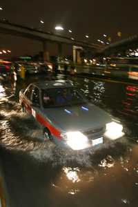 La lluvia de ayer provocó que el agua penetrara hasta los andenes de la estación Miguel Angel de Quevedo del Metro, además de un fuerte encharcamiento en el Periférico, a la altura de San Antonio, entre otras contingencias