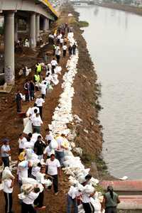 La construcción de la planta de bombeo en Vaso El Cristo ayudará a incrementar la capacidad del Gran Canal y el mantenimiento profundo del Emisor Central, aseguró ayer Marcelo Ebrard. En la imagen, colocación de costales para evitar el desbordamiento del río Los Remedios, en los límites del DF y el estado de México