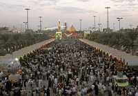 Peregrinos chiítas llegaron desde el domingo a la ciudad santa de Kerbala, al sur de Bagdad, para celebrar una ceremonia entre este martes y miércoles por el nacimiento, en el siglo IX, de Muhammad al-Mahdi, el último de los 12 imanes chiítas reverenciados como santos. Los chiítas creen que Mahoma dejó 12 sucesores legítimos en su línea familiar