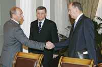 El presidente ruso, Vladimir Putin; el procurador general, Yuri Chaika (al centro), y el director del Servicio Federal de Seguridad, Nikolai Patrushev, ayer en el Kremlin poco antes de la rueda de prensa en la que anunciaron la detención de un grupo de sospechosos del asesinato, hace diez meses, de la periodista Anna Politkovskaya