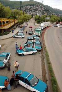 Todos los accesos a la ciudad de Oaxaca fueron cerrados por taxistas de varios sitios, principalmente de servicio colectivo, para exigir al gobierno del estado retiro de los taxis piratas que circulan en la ciudad