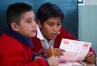 Vázquez Mota se dijo dispuesta a debatir y escuchar las opiniones sobre los libros de biología que se distribuyen en las escuelas públicas. En la imagen, alumnos de la escuela primaria Costa Rica, en el DF