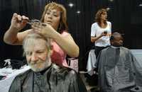 Voluntarias hacen cortes de cabello en un centro de ayuda a estadunidenses sin techo en la ciudad de Springfield, Massachusetts, en imagen del viernes 17 de agosto