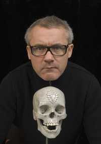 Damien Hirst y su obra realizada con diamantes incrustados