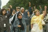 Protesta de integrantes de la CNTE frente a la Subsecretaría de Educación Básica, en la capital del país