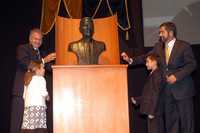 Familiares y el rector Juan Ramón de la Fuente develaron en la  un busto de Gilberto Borja Navarrete