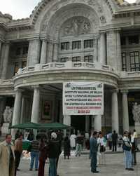 Trabajadores de la cultura, ayer, durante la realización de una asamblea en la que también protestaron contra la nueva Ley del ISSSTE, entre otros reclamos