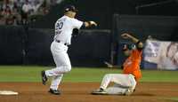 Miguel Flores, segunda base de Monterrey, fuerza en la intermedia a Jesús Castillo durante el partido final de la serie