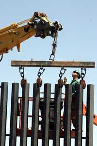 Militares estadunidenses instalan parte del muro fronterizo a la altura de Puerto Palomas, Chihuahua, que colinda con  Columbus, Nuevo México  